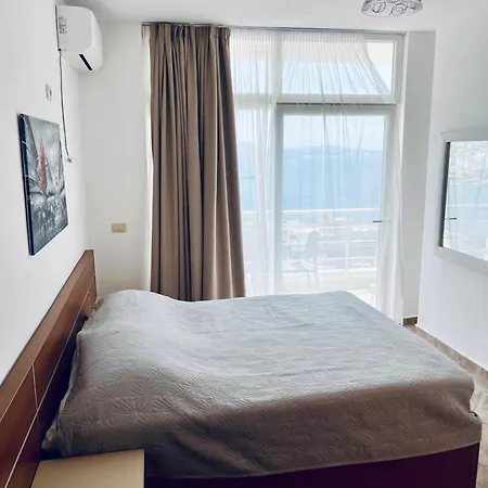 Seaside Serenity! Free Parking! Apartment